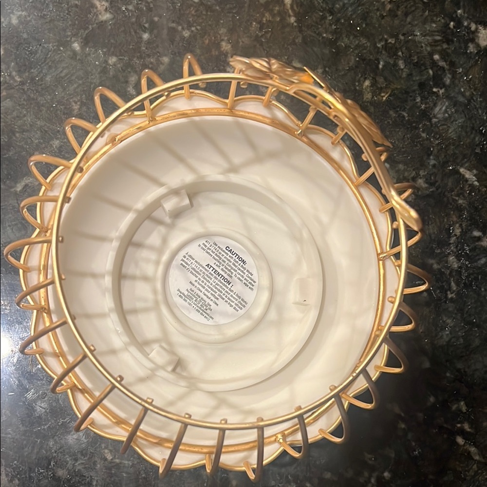 Gold Wire Candle Holder with White Base - Picture 3 of 3